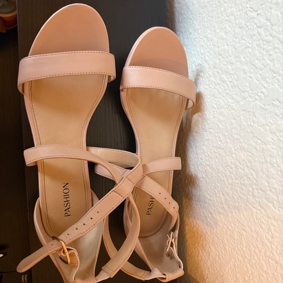 Size 8 Sand Leather Sandals Pashion Footwear - Picture 6 of 6
